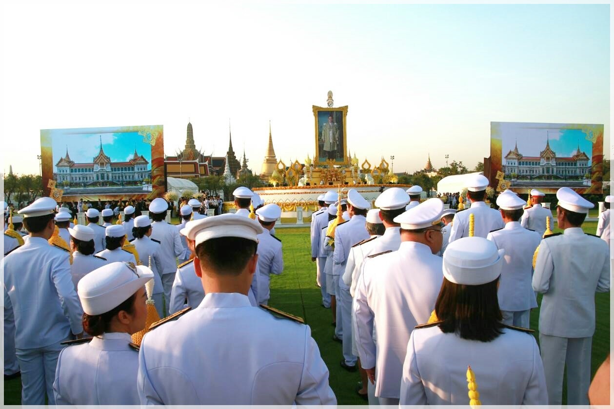 ﻿กรมบังคับคดีร่วมพิธีวางพานพุ่มและถวายบังคม เนื่องในวันคล้ายวันเฉลิมพระชนมพรรษา พระบาทสมเด็จพระปรมินทรมหาภูมิพลอดุลยเดช บรมนาถบพิตร วันชาติ และวันพ่อแห่งชาติ 2561